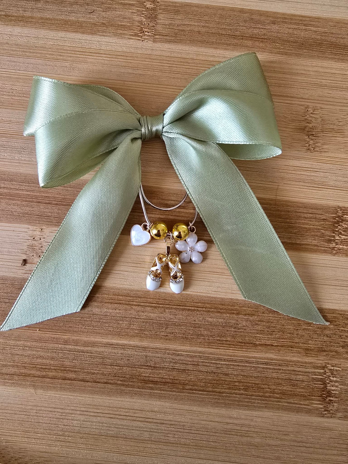 Trombone avec pendentif et noeud en satin.
