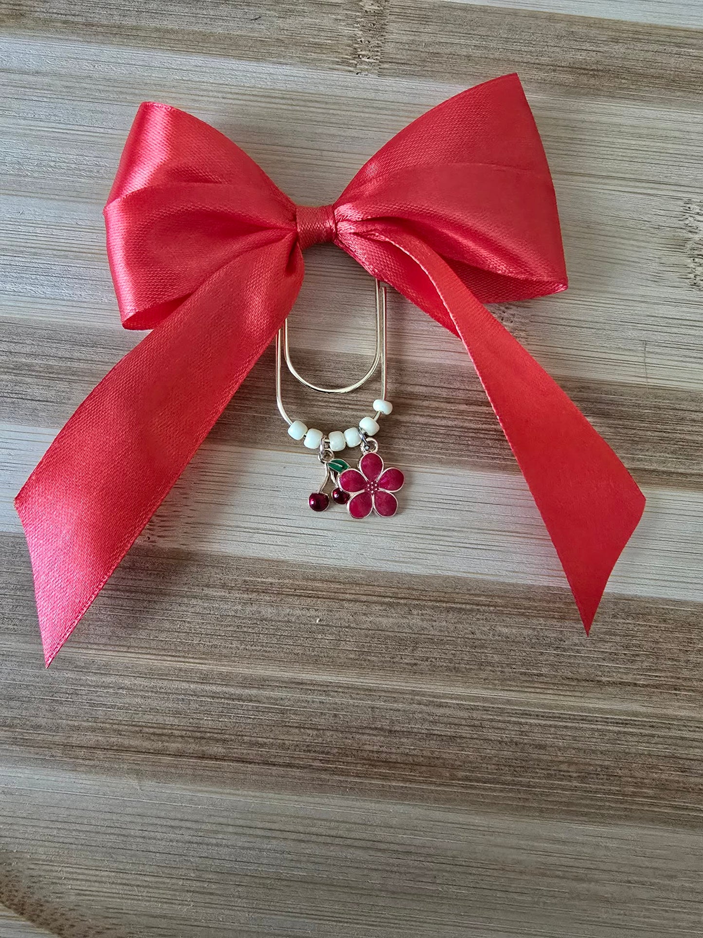 Trombone avec pendentif et noeud en satin.