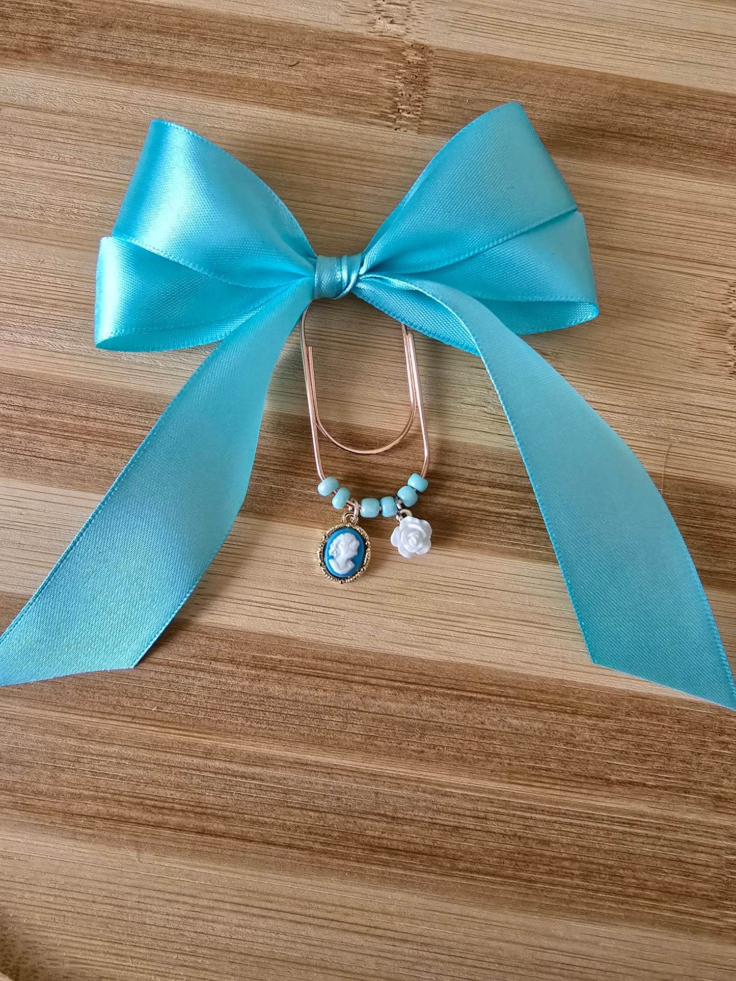 Trombone avec pendentif et noeud en satin.